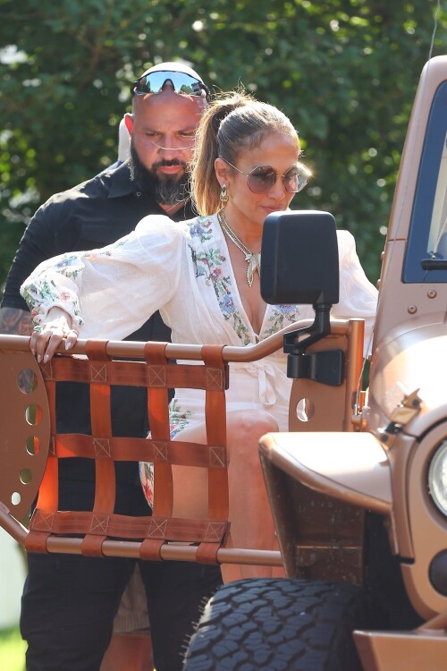 Jennifer_Lopez_Out_for_lunch_in_the_Hamptons_07-21-2024__64_a5b77cd95ce22bfe.md.jpg