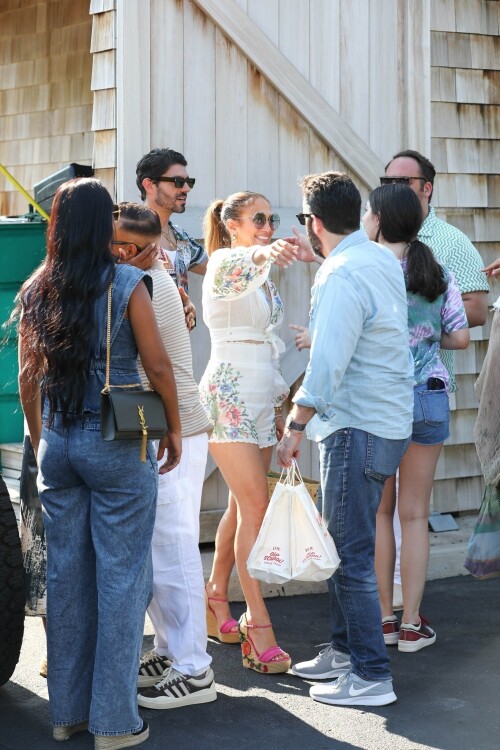 Jennifer_Lopez_Out_for_lunch_in_the_Hamptons_07-21-2024__79_8c4a844c350365c6.md.jpg