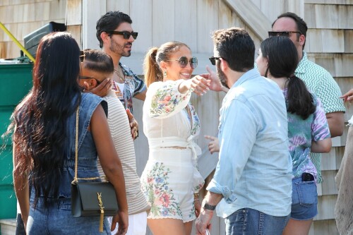 Jennifer_Lopez_Out_for_lunch_in_the_Hamptons_07-21-2024__80_2cf6601b16e49819.md.jpg