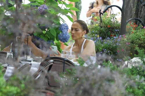 Jennifer_Lopez_Out_in_New_York_07162024__106_b286d618922b7491.md.jpg