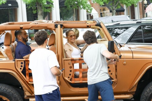 Jennifer_Lopez_Out_in_New_York_07162024__15_d690d2dbc84caacb.md.jpg