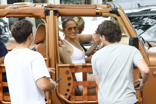 Jennifer_Lopez_Out_in_New_York_07162024__3_426832f1f5d99f99.md.jpg