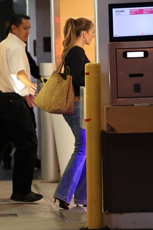 Jennifer_Lopez_arriving_at_her_office_in_West_Hollywood_06-07-2024__13_3b2f668a3ec293d1.md.jpg