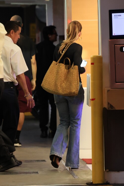 Jennifer_Lopez_arriving_at_her_office_in_West_Hollywood_06-07-2024__21_003c8b3961b2f51a.md.jpg