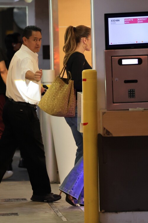 Jennifer_Lopez_arriving_at_her_office_in_West_Hollywood_06-07-2024__24_aff7327320e3e86d.md.jpg