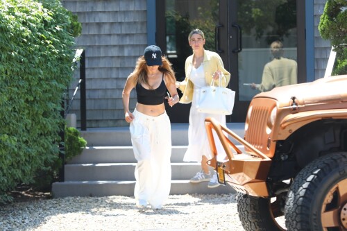 Jennifer_Lopez_at_Equinox_in_The_Hamptons_07-19-2024__28_a872965b358f2c5b.md.jpg