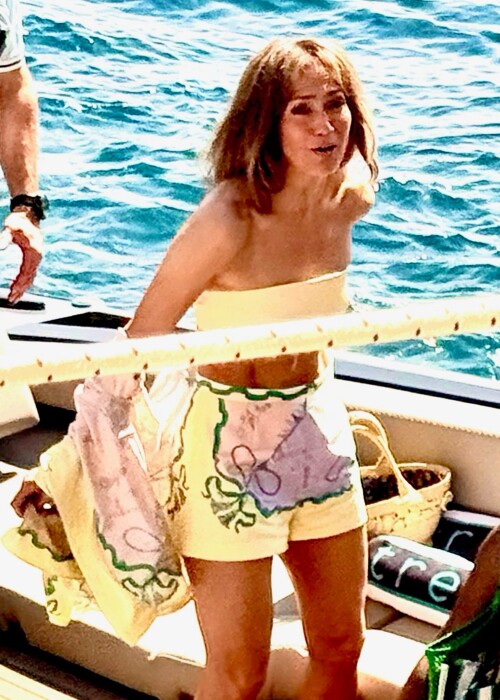 Jennifer_Lopez_out_in_Positano_06-18-2024__1_5af53696c7715776.md.jpg