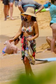 Jessica_Alba_In_Bikini_top_in_Poipi__Kauai_04-01-2024__1_-Y00Y341079707fb64a92.jpg