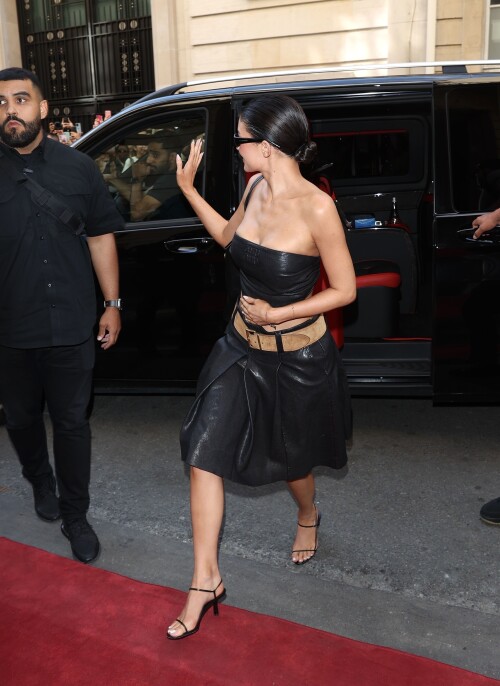 Kylie_Jenner_Arrives_at_her_Paris_hotel_during_Fashion_Week_06-23-2024__2_8765c94fffbf1a16.jpg