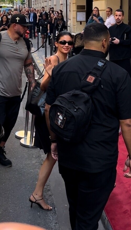 Kylie_Jenner_Arrives_at_her_Paris_hotel_during_Fashion_Week_06-23-2024__6_caee90bf44d3fb81.jpg