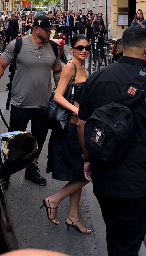 Kylie_Jenner_Arrives_at_her_Paris_hotel_during_Fashion_Week_06-23-2024__7_f9a07598a0c2fba1.jpg