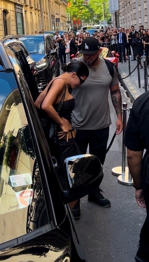 Kylie_Jenner_Arrives_at_her_Paris_hotel_during_Fashion_Week_06-23-2024__9_9d7002e8a9b9ab8b.jpg