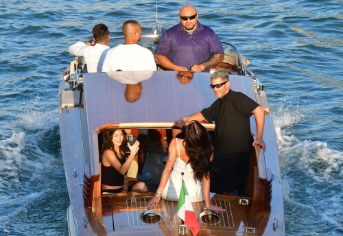 Kylie_Jenner_during_a_family_trip_to_the_city_of_Venice_07-20-2024__13_0d56602ebc141b77.md.jpg