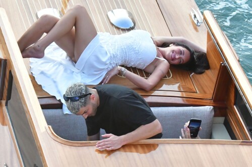 Kylie_Jenner_during_a_family_trip_to_the_city_of_Venice_07-20-2024__1_5a5baf6e551bef2f.md.jpg