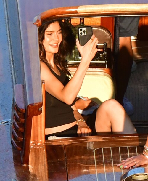 Kylie_Jenner_during_a_family_trip_to_the_city_of_Venice_07-20-2024__24_356c13f469cfe77f.md.jpg