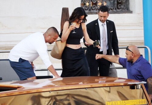 Kylie_Jenner_during_a_family_trip_to_the_city_of_Venice_07-20-2024__27_09cbbe7d911502bb.md.jpg