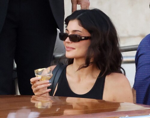 Kylie_Jenner_during_a_family_trip_to_the_city_of_Venice_07-20-2024__30_5d7bff05ed50600d.md.jpg