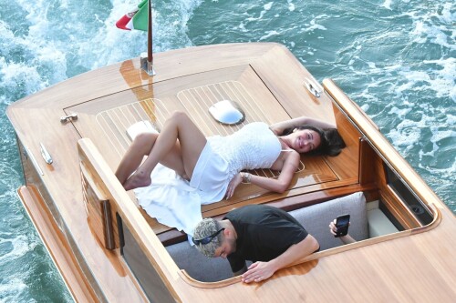 Kylie_Jenner_during_a_family_trip_to_the_city_of_Venice_07-20-2024__4_fe506da04ed3784d.md.jpg