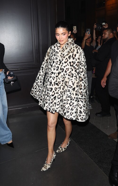 Kylie_Jenner_heading_to_dinner_in_Paris_06-23-2024__1_ecdbc32bf37273ff.jpg