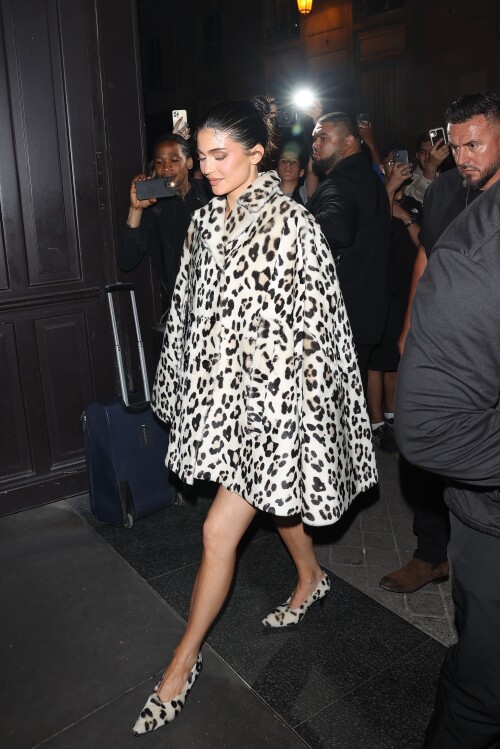 Kylie_Jenner_heading_to_dinner_in_Paris_06-23-2024__5_2b0071dc5fbfed59.jpg