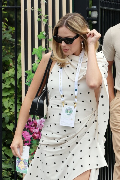 Margot_Robbie_at_Wimbledon_in_London_07-12-2024__10_5a8e58efce93d2c6.md.jpg