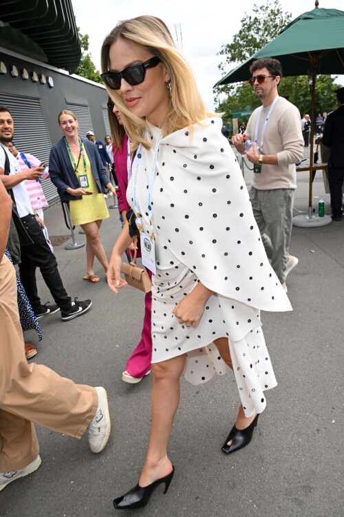 Margot_Robbie_at_Wimbledon_in_London_07-12-2024__13_c7eb4941f52d53ca.md.jpg