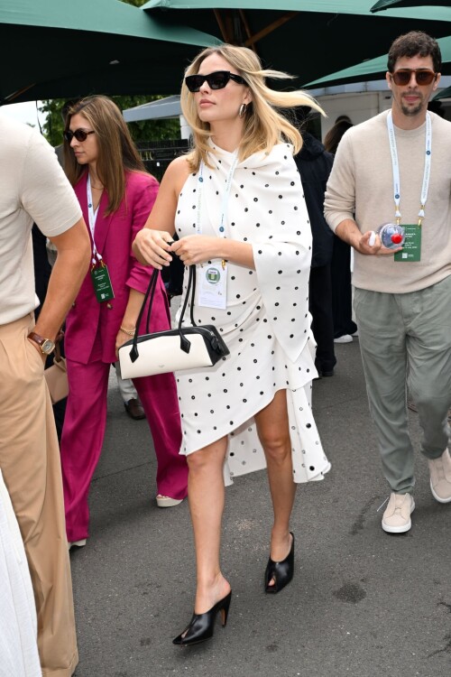 Margot_Robbie_at_Wimbledon_in_London_07-12-2024__14_3bf35ab32aec2cb1.md.jpg