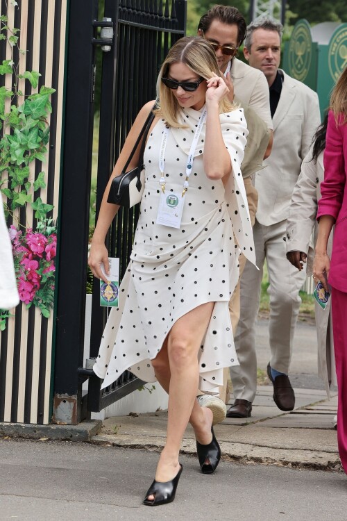 Margot_Robbie_at_Wimbledon_in_London_07-12-2024__15_ca73e4d0784d4599.md.jpg