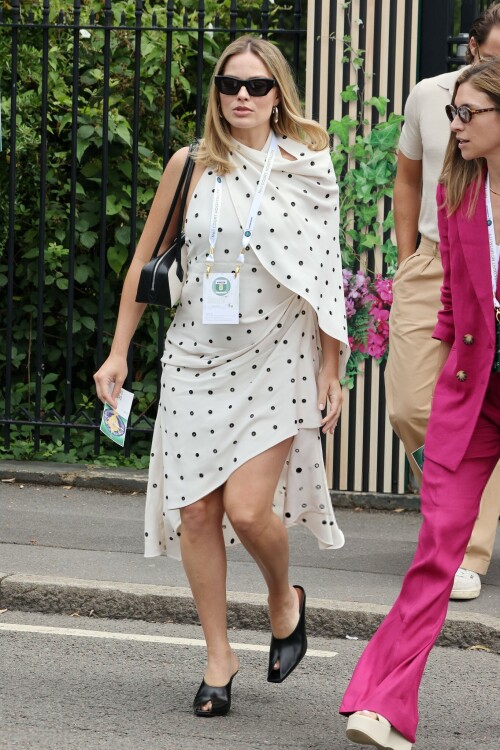 Margot_Robbie_at_Wimbledon_in_London_07-12-2024__16_f0807726a5a84fb8.md.jpg