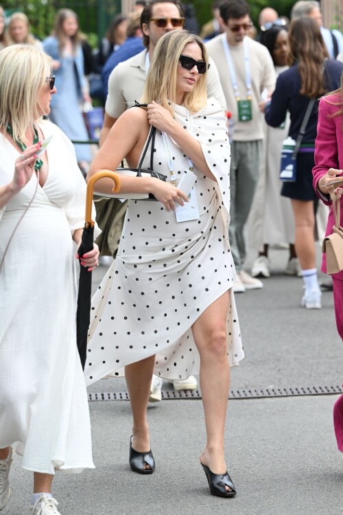 Margot_Robbie_at_Wimbledon_in_London_07-12-2024__18_daf3bd103cc9e2ad.md.jpg