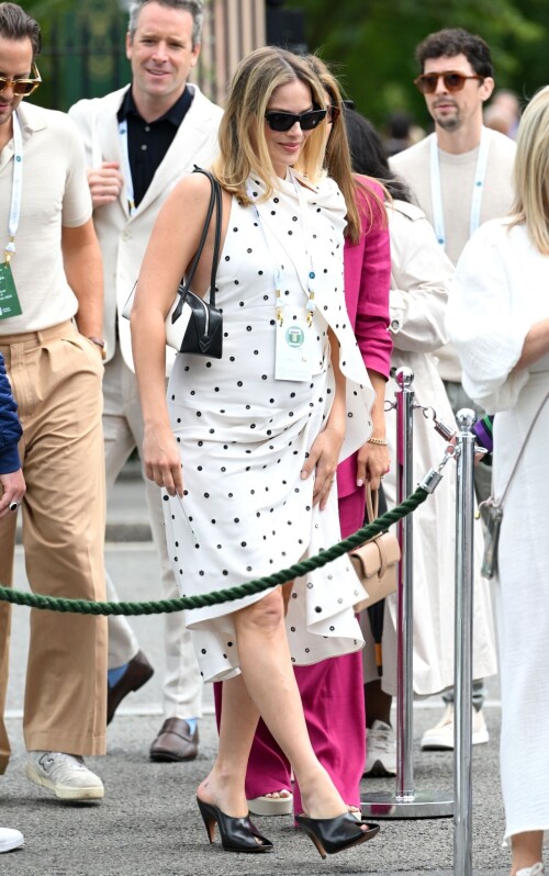 Margot_Robbie_at_Wimbledon_in_London_07-12-2024__20_227461a4a00d2dfc.md.jpg