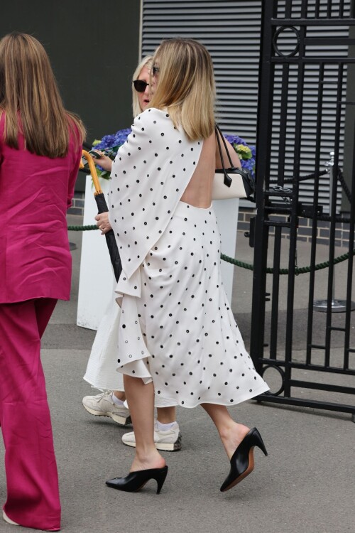 Margot_Robbie_at_Wimbledon_in_London_07-12-2024__21_fe55302aafa0c7a6.md.jpg