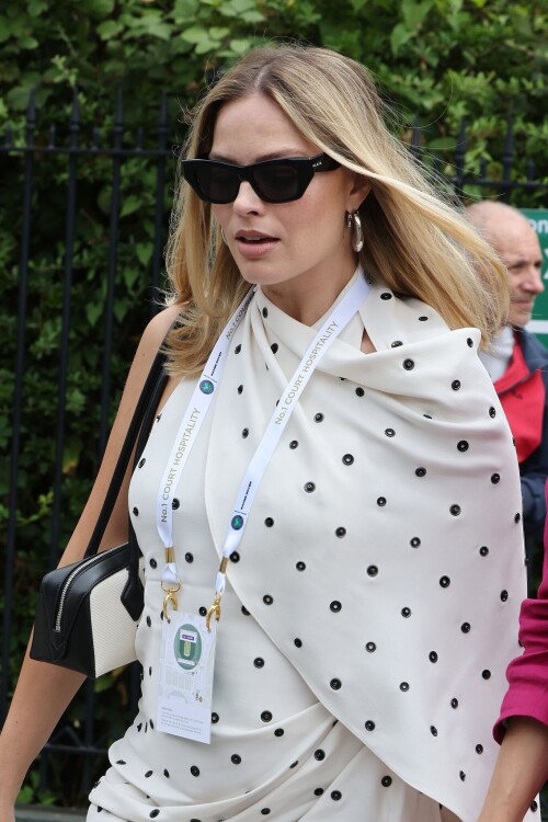 Margot_Robbie_at_Wimbledon_in_London_07-12-2024__22_7d79058bd14f184e.md.jpg