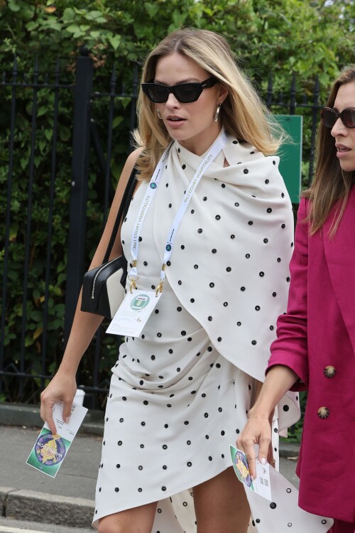 Margot_Robbie_at_Wimbledon_in_London_07-12-2024__24_f48c1532cea1404d.md.jpg