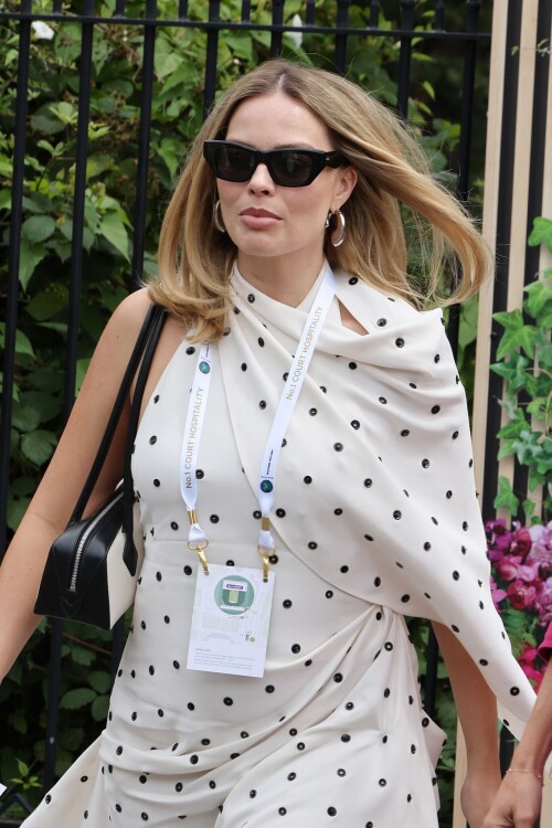 Margot_Robbie_at_Wimbledon_in_London_07-12-2024__25_6beec802ce345b48.md.jpg