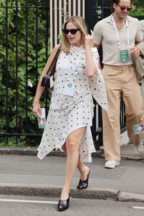 Margot_Robbie_at_Wimbledon_in_London_07-12-2024__29_19a3b84b00f446e0.md.jpg