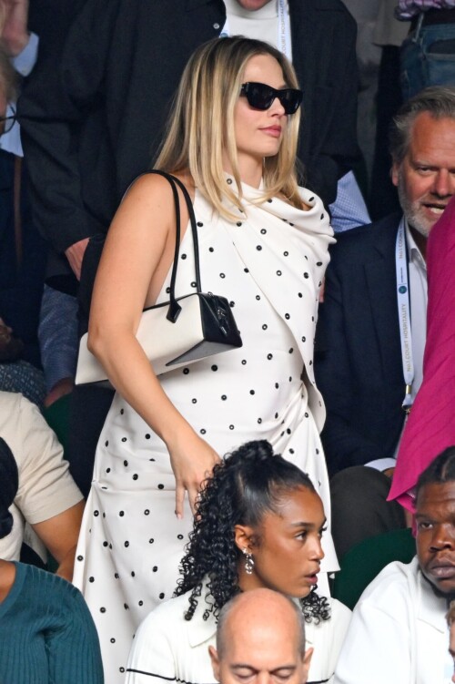 Margot_Robbie_at_Wimbledon_in_London_07-12-2024__31_01805631765285c2.md.jpg