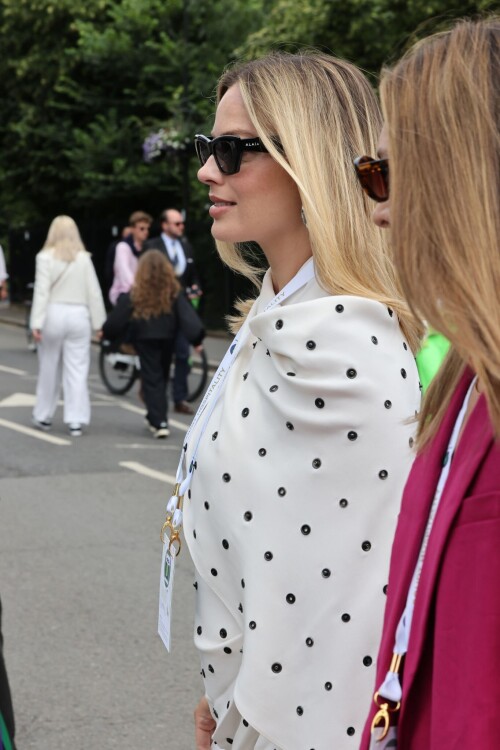 Margot_Robbie_at_Wimbledon_in_London_07-12-2024__33_1e54a105bdb92002.md.jpg