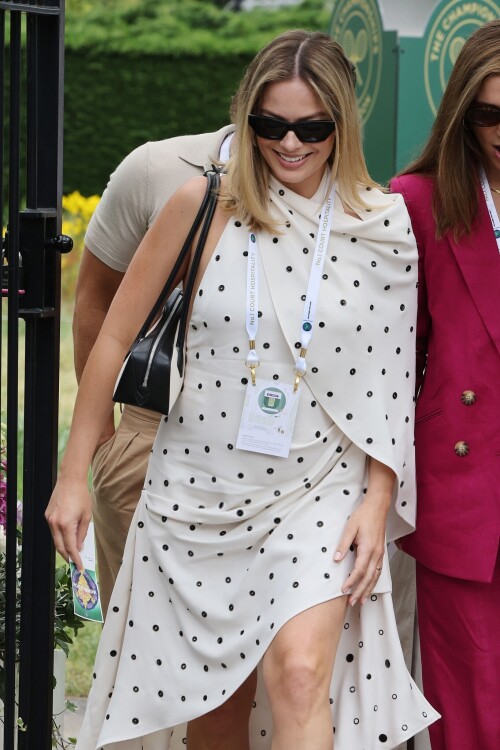 Margot_Robbie_at_Wimbledon_in_London_07-12-2024__34_8b26be78395a81e3.md.jpg