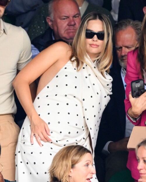 Margot_Robbie_at_Wimbledon_in_London_07-12-2024__35_088502cd395427f6.md.jpg