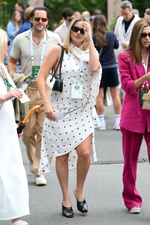 Margot_Robbie_at_Wimbledon_in_London_07-12-2024__3_3ad77872e7121d4c.md.jpg