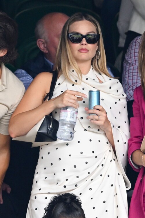 Margot_Robbie_at_Wimbledon_in_London_07-12-2024__43_6ca5b59a483baeeb.md.jpg