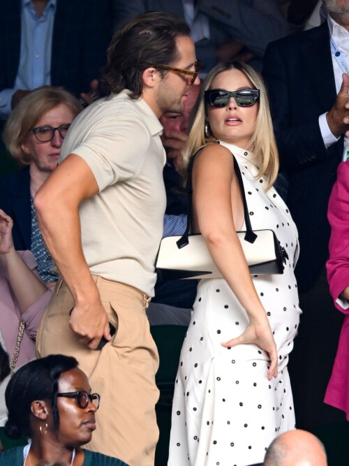 Margot_Robbie_at_Wimbledon_in_London_07-12-2024__46_1fffd879ec490e21.md.jpg