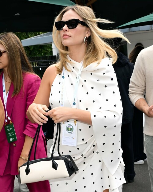 Margot_Robbie_at_Wimbledon_in_London_07-12-2024__49_e8fe9407e496d8ff.md.jpg