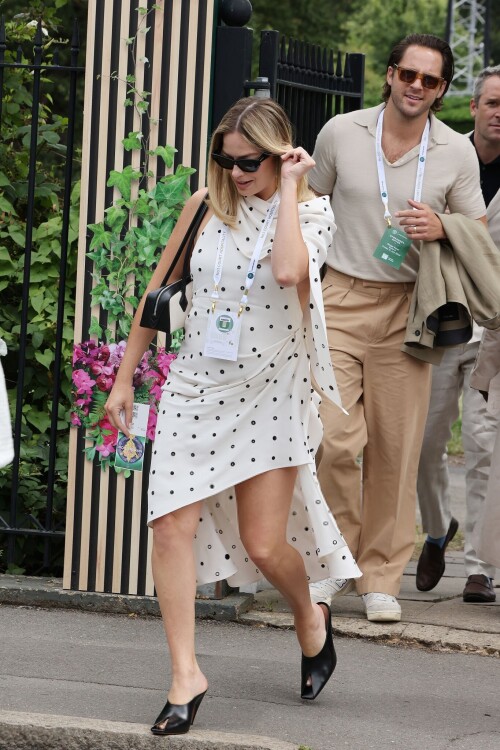 Margot_Robbie_at_Wimbledon_in_London_07-12-2024__4_7a8f803b5936e86e.md.jpg