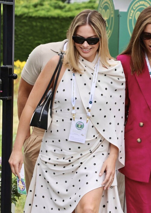 Margot_Robbie_at_Wimbledon_in_London_07-12-2024__52_661075f6b11a7b4f.md.jpg