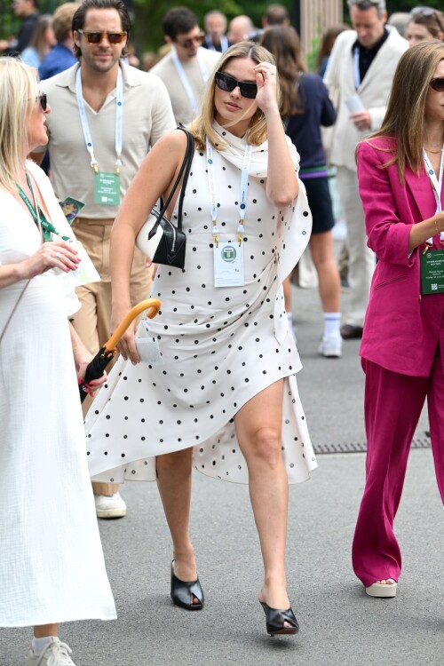 Margot_Robbie_at_Wimbledon_in_London_07-12-2024__7_6b49057719df2a42.md.jpg