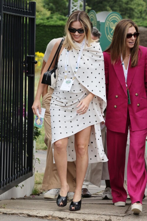 Margot_Robbie_at_Wimbledon_in_London_07-12-2024__9_c05311a03c91e6d1.md.jpg