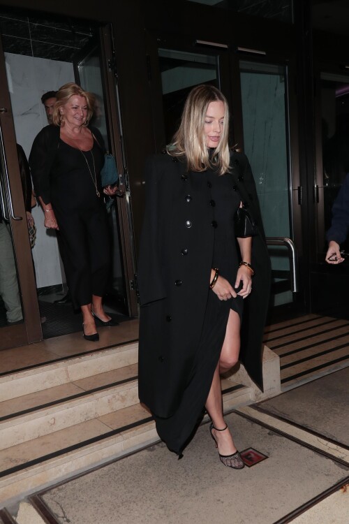 Margot_Robbie_leaving_the_Roof_Gardens_in_London_07-11-2024__13_9d510d34cc3a9a55.md.jpg