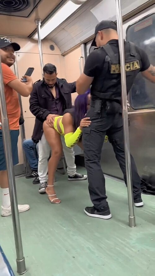 Mujer-Luna-Bella-Public-Train.mp4_snapshot_01.06.655588a0f2140d51b32.jpg